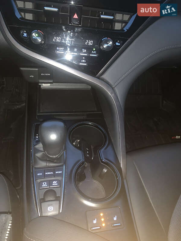 Седан Toyota Camry 2022 в Хмельницькому