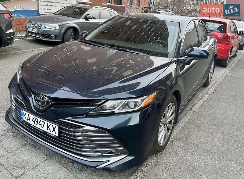 Седан Toyota Camry 2017 в Киеве