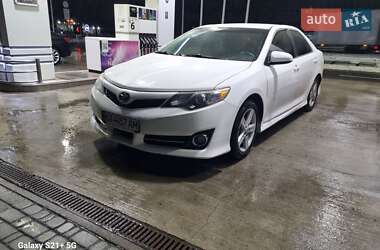 Седан Toyota Camry 2013 в Киеве