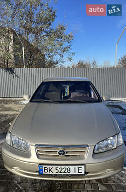 Седан Toyota Camry 2001 в Ровно