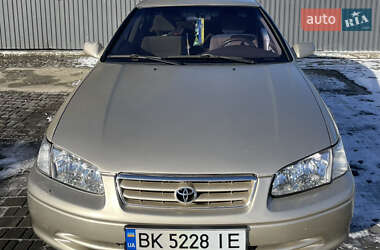 Седан Toyota Camry 2001 в Ровно