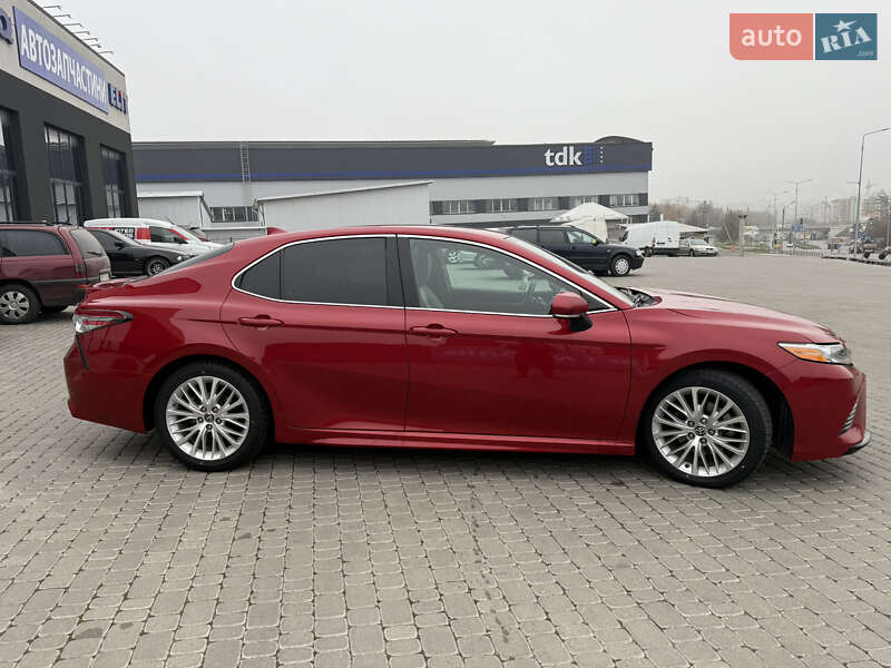 Седан Toyota Camry 2019 в Тернополе