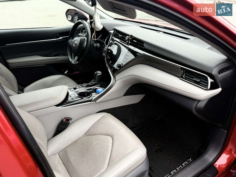 Седан Toyota Camry 2019 в Тернополе