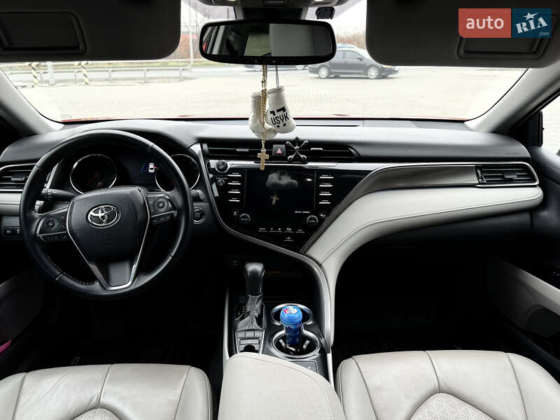 Седан Toyota Camry 2019 в Тернополе