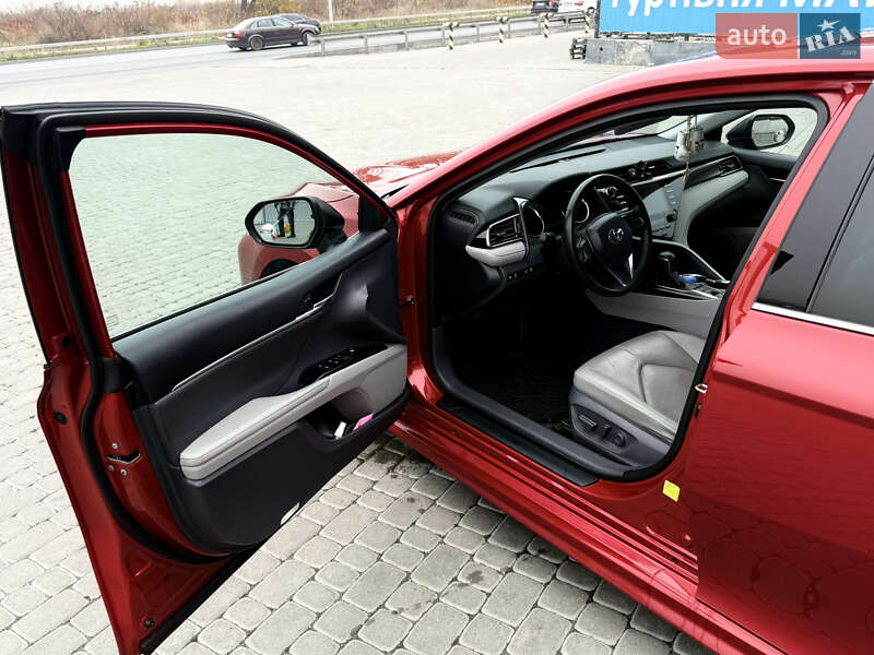Седан Toyota Camry 2019 в Тернополе