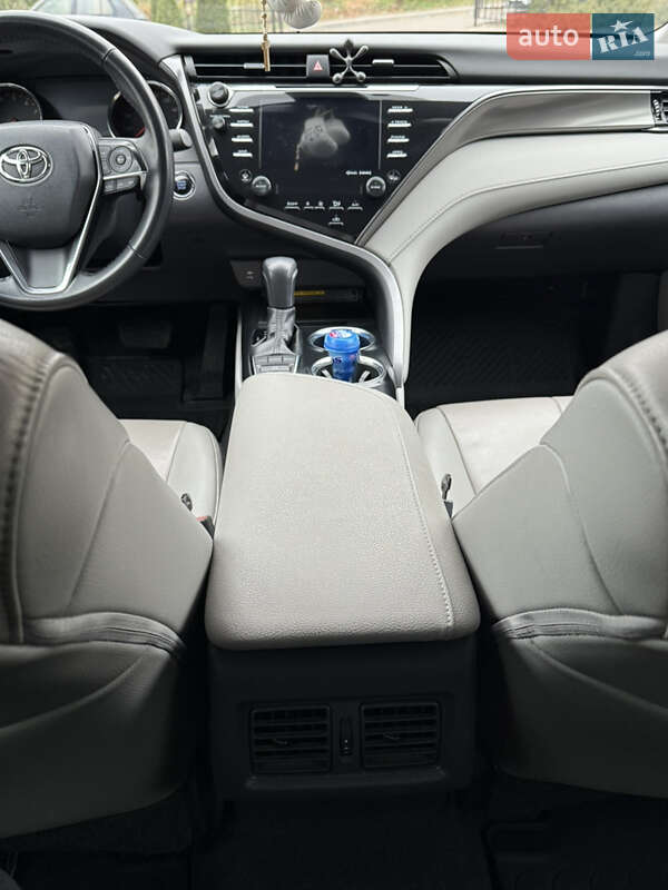 Седан Toyota Camry 2019 в Тернополе