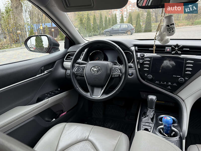 Седан Toyota Camry 2019 в Тернополе