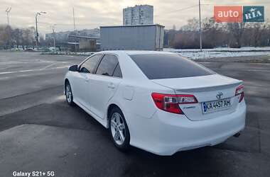 Седан Toyota Camry 2013 в Киеве