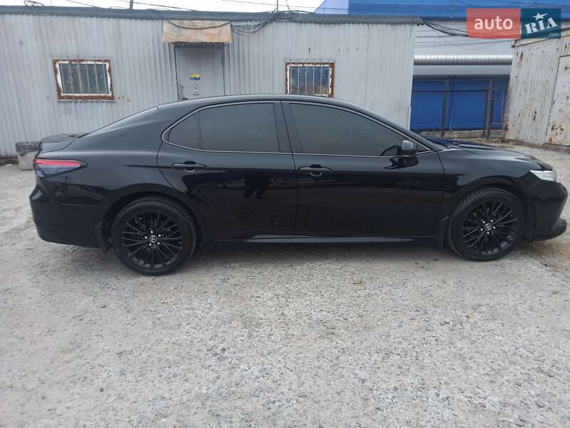 Седан Toyota Camry 2018 в Дніпрі