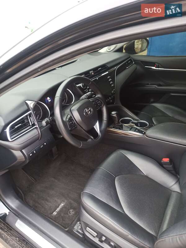 Седан Toyota Camry 2018 в Дніпрі
