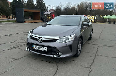 Седан Toyota Camry 2016 в Рівному