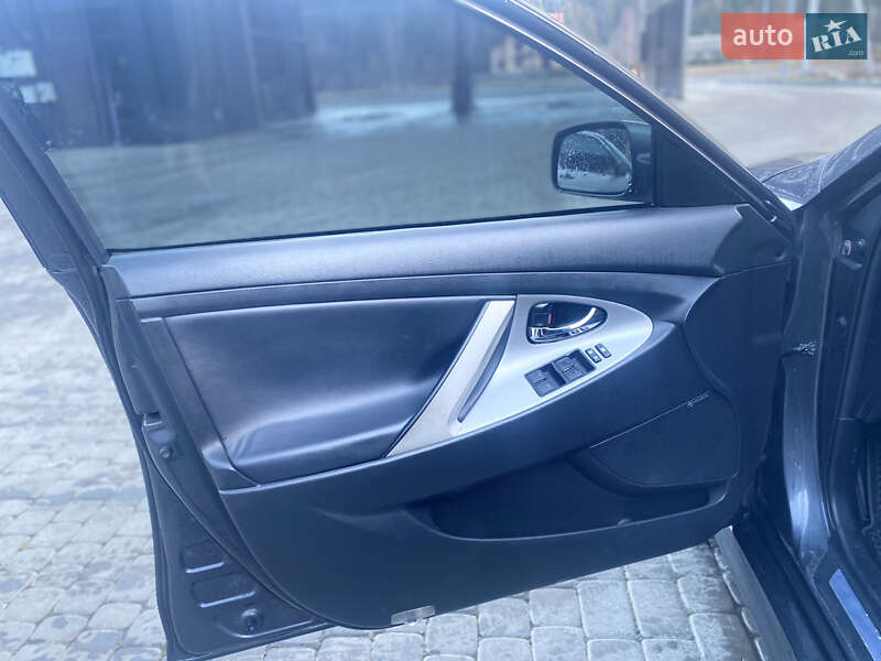 Седан Toyota Camry 2010 в Ивано-Франковске