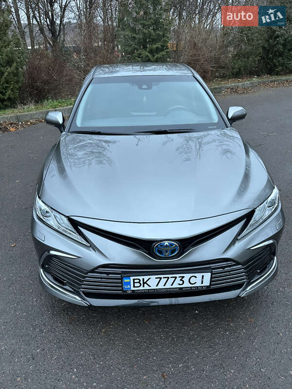 Седан Toyota Camry 2023 в Ровно