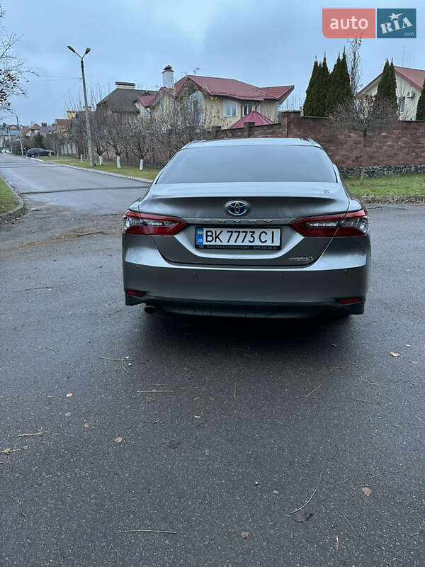 Седан Toyota Camry 2023 в Ровно