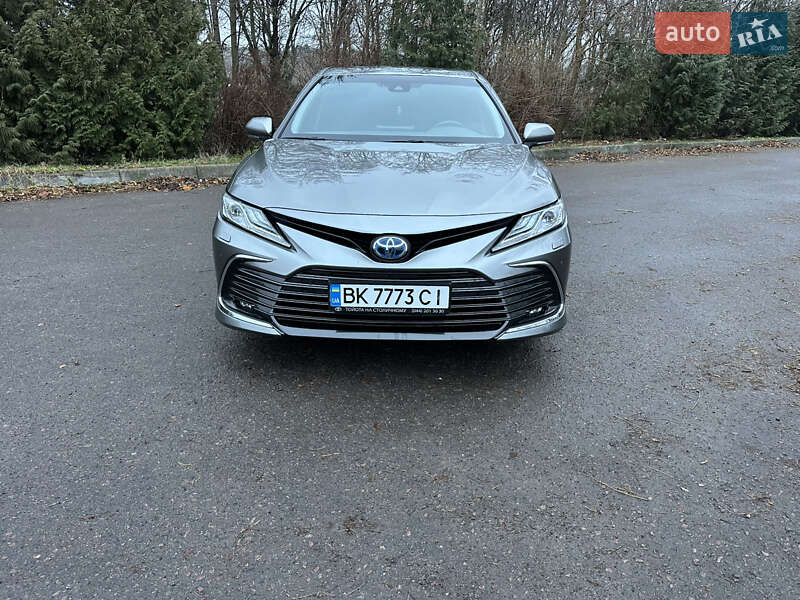 Седан Toyota Camry 2023 в Ровно