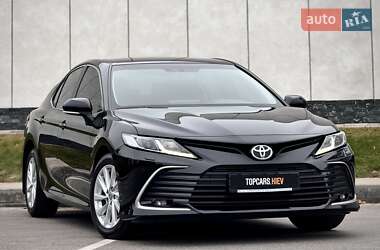 Седан Toyota Camry 2023 в Киеве