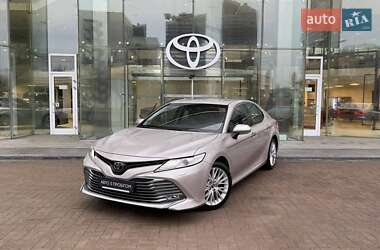 Седан Toyota Camry 2017 в Киеве