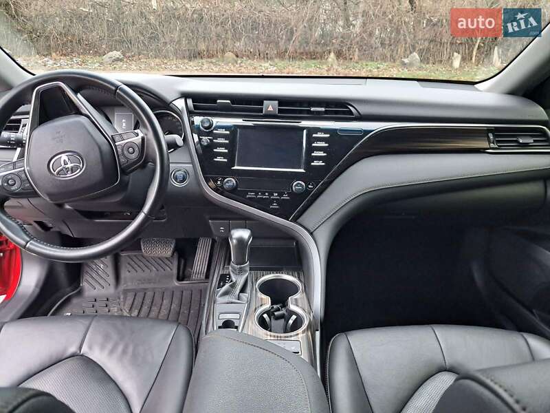 Седан Toyota Camry 2019 в Кременчуге