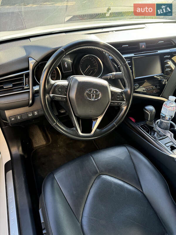 Седан Toyota Camry 2019 в Харькове