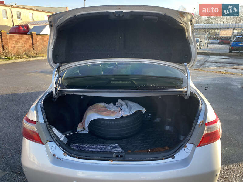 Седан Toyota Camry 2009 в Рівному