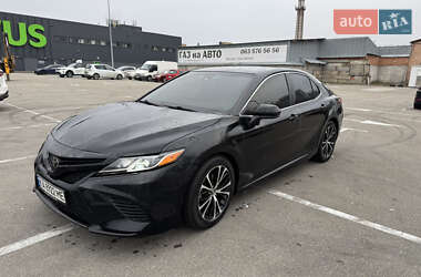 Седан Toyota Camry 2019 в Киеве