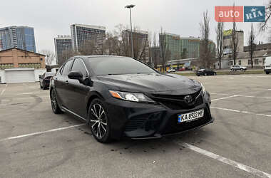 Седан Toyota Camry 2019 в Киеве