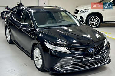 Седан Toyota Camry 2019 в Киеве