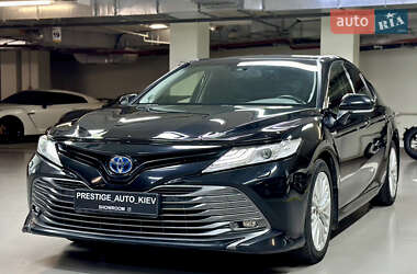 Седан Toyota Camry 2019 в Киеве