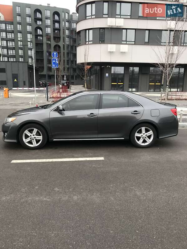 Седан Toyota Camry 2013 в Киеве