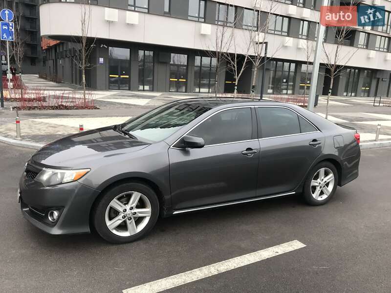 Седан Toyota Camry 2013 в Киеве