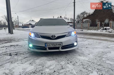 Седан Toyota Camry 2014 в Краснограді