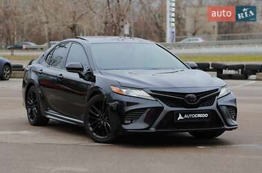 Седан Toyota Camry 2019 в Киеве