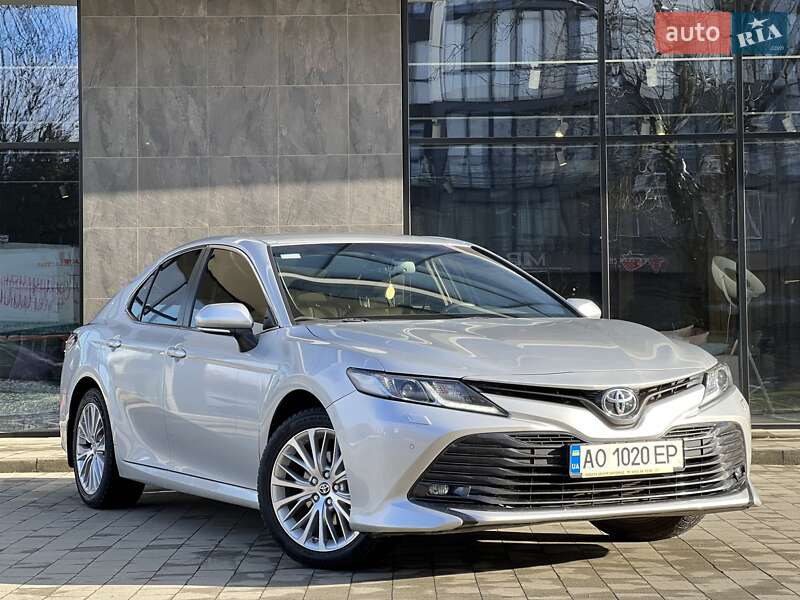 Седан Toyota Camry 2020 в Ужгороді