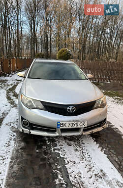 Седан Toyota Camry 2014 в Ровно