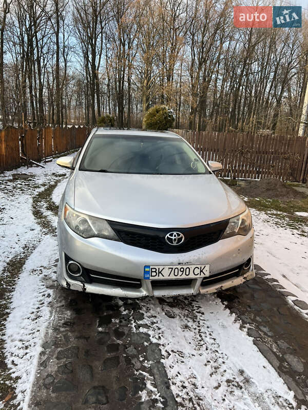 Седан Toyota Camry 2014 в Рівному