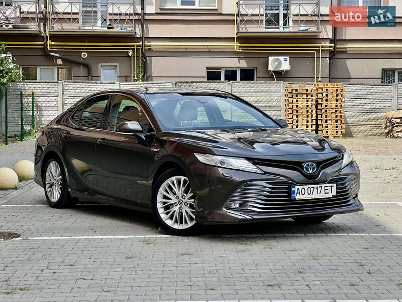 Седан Toyota Camry 2020 в Ужгороді