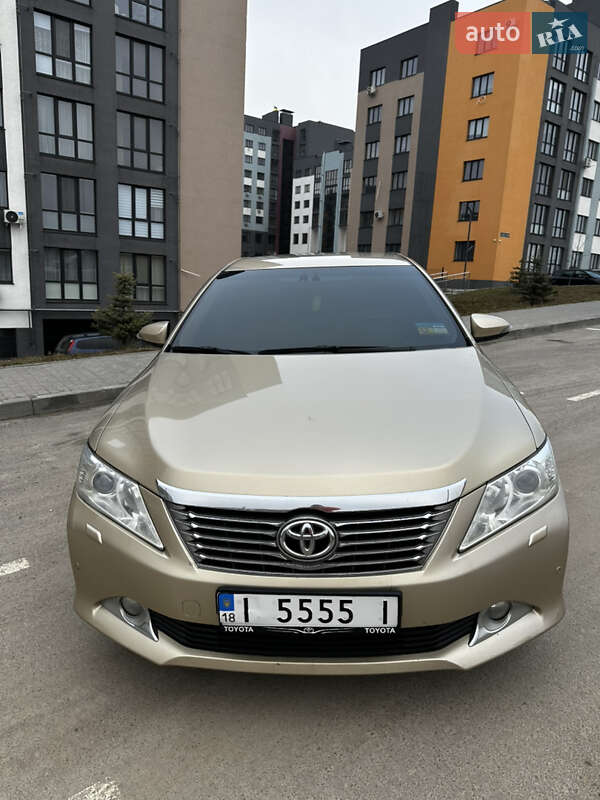 Седан Toyota Camry 2012 в Рівному