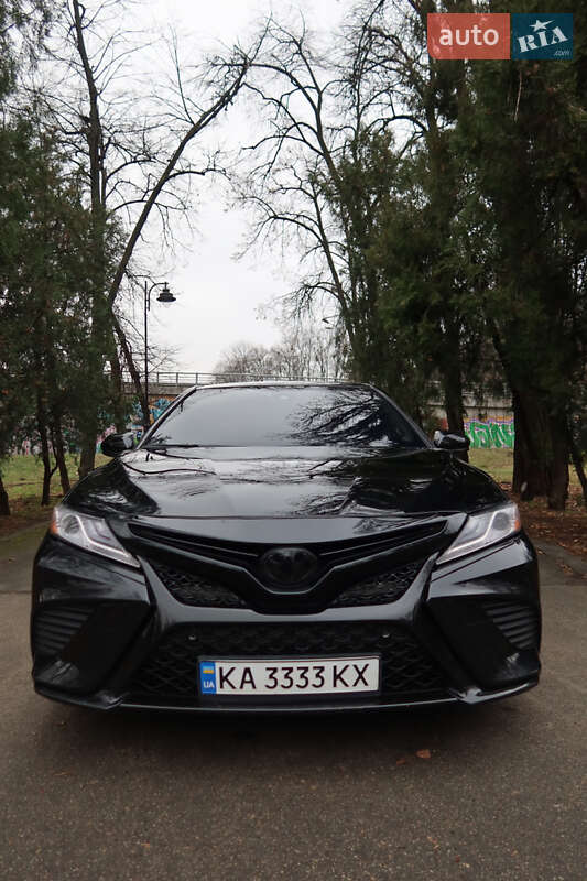 Седан Toyota Camry 2017 в Киеве