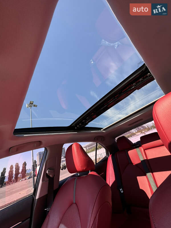 Седан Toyota Camry 2017 в Киеве