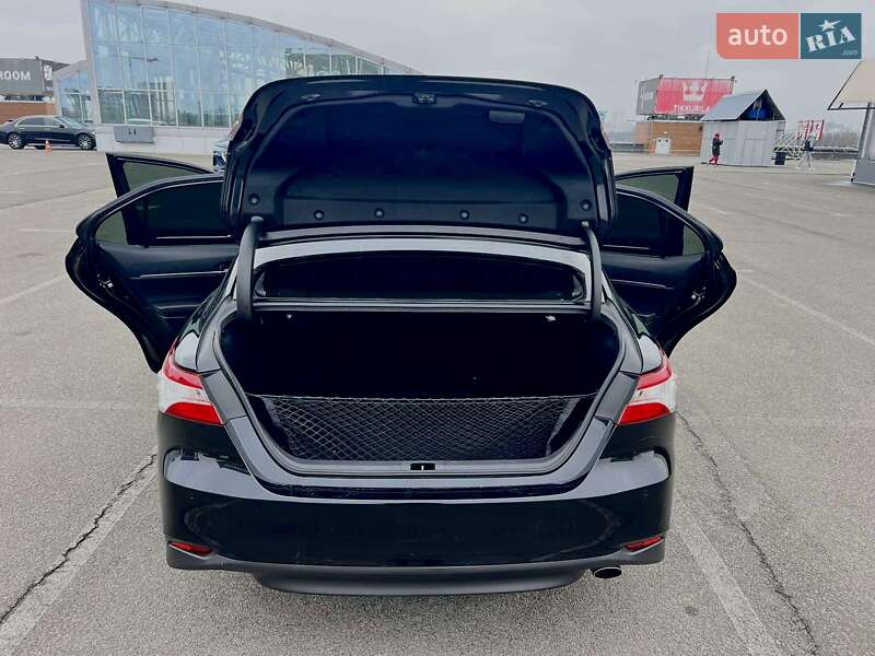 Седан Toyota Camry 2018 в Киеве