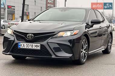 Седан Toyota Camry 2019 в Киеве