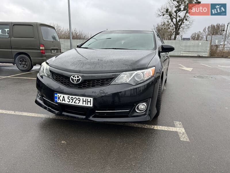 Седан Toyota Camry 2014 в Киеве