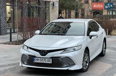 Седан Toyota Camry 2018 в Киеве