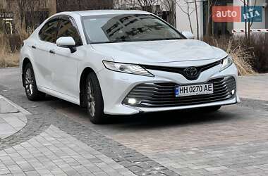 Седан Toyota Camry 2018 в Киеве