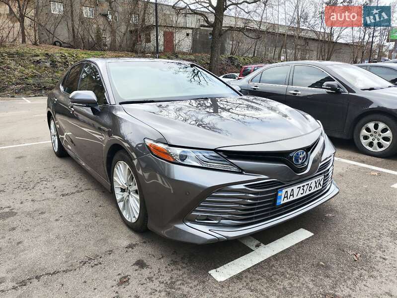 Седан Toyota Camry 2017 в Киеве