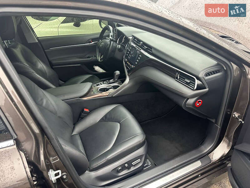 Седан Toyota Camry 2019 в Киеве
