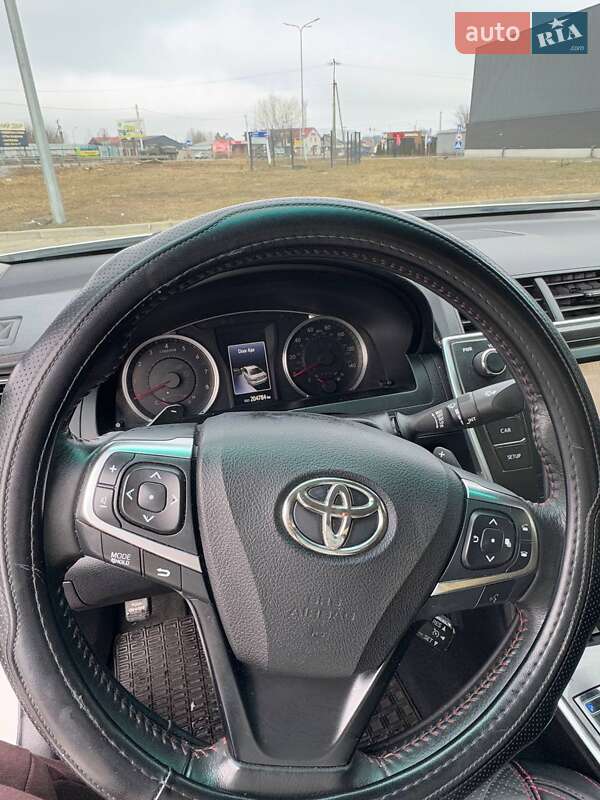 Седан Toyota Camry 2016 в Новых Петровцах