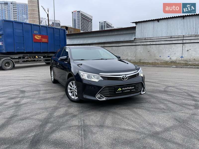 Седан Toyota Camry 2015 в Киеве