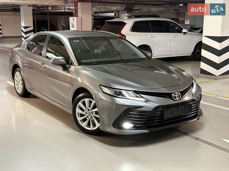 Седан Toyota Camry 2023 в Києві