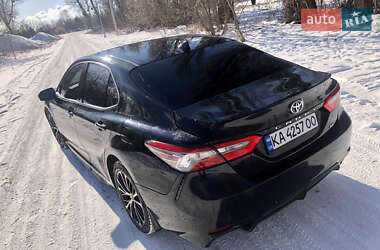 Седан Toyota Camry 2019 в Киеве